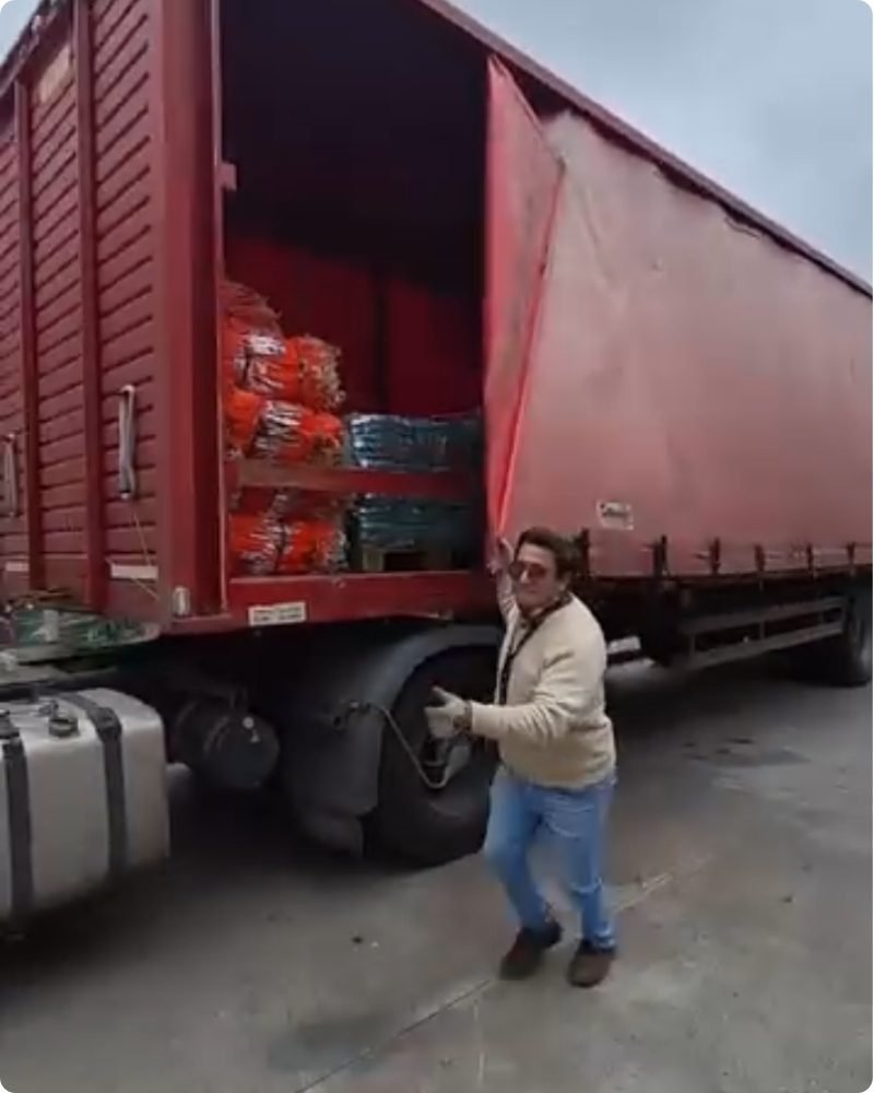 Carga de donaciones en el semirremolque