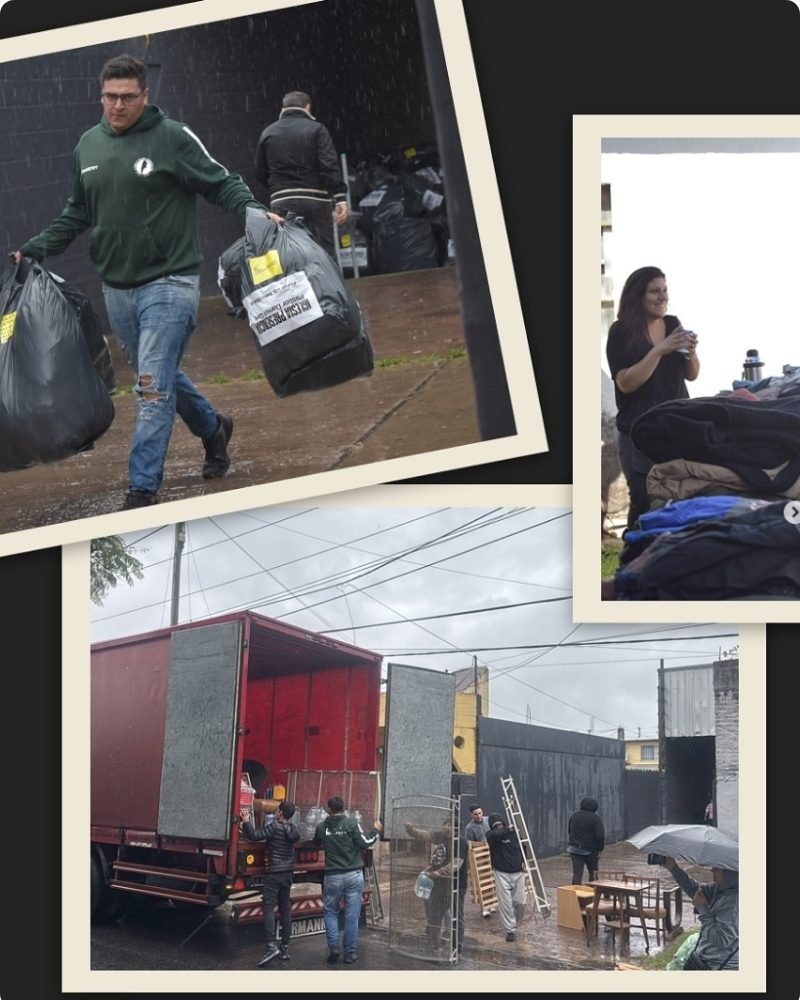 Voluntarios cargando donaciones bajo la lluvia
