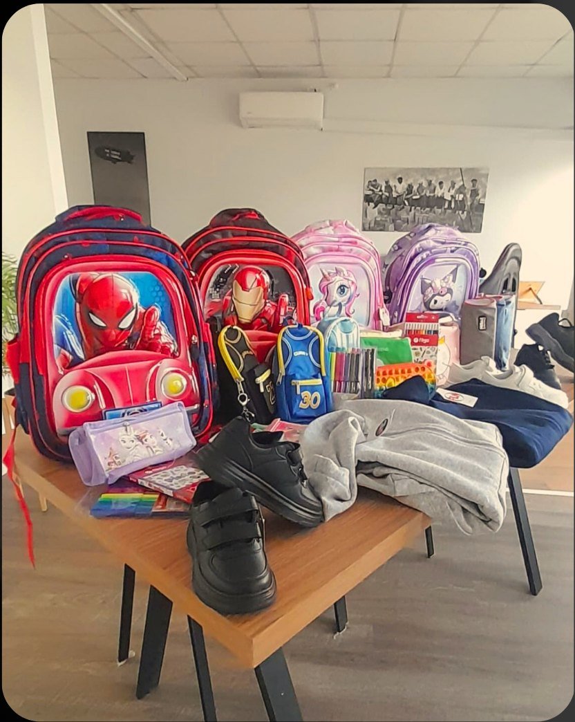 Equipo de Kaizen Group entregando mochilas